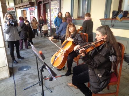 Ana Ozores y Yolanda Pérez pusieron la banda sonora a este acto simbólico