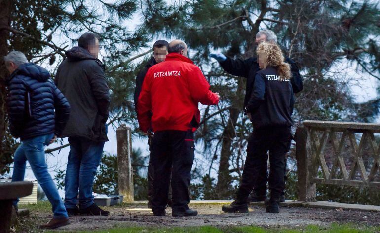 Investigadores de la Ertzaintza trabajan en un acantilado de la costa de la localidad vizcaína de Bakio, donde hoy ha sido hallado el cuerpo de un hombre con signos de violencia. 