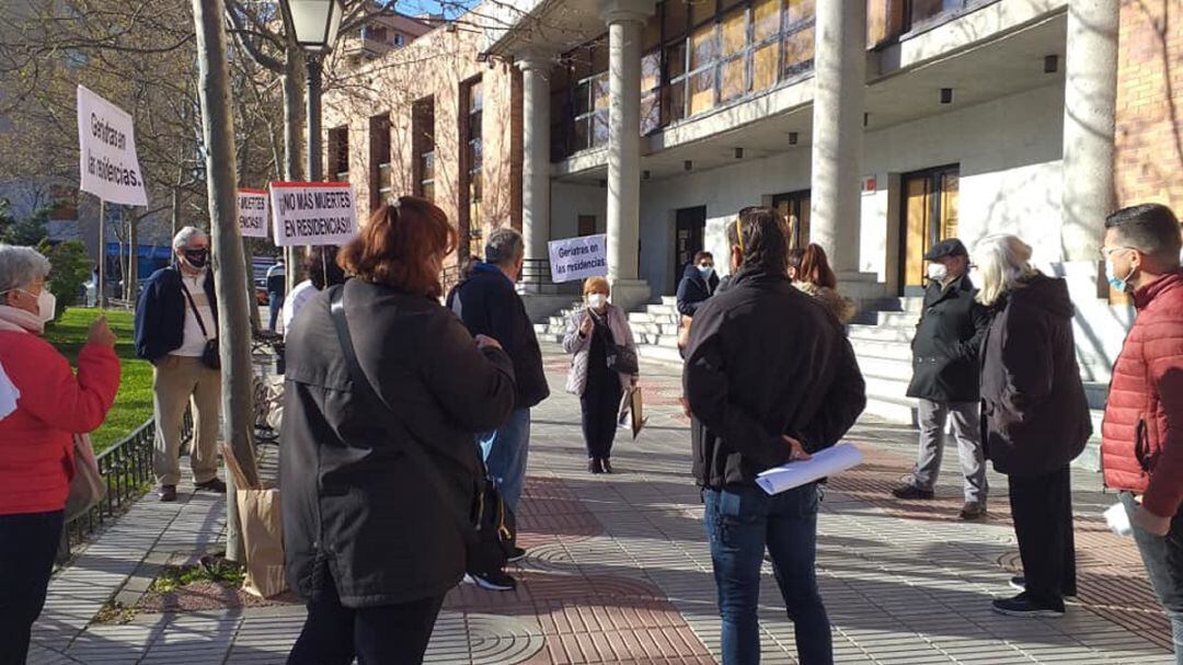 En los juzgados de Alcorcón para la ratificación de la querella interpuesta por los familiares  de la residencia