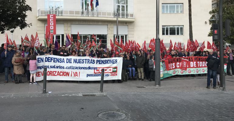 Los asistentes se han concentrado ante la Subdelegación del Gobierno.