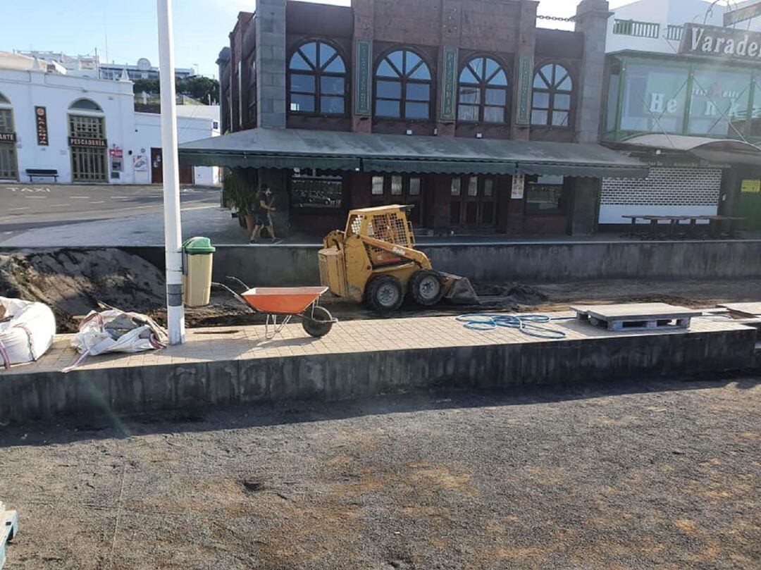 Trabajos en la cancha de bolas del Varadero de Puerto del Carmen.