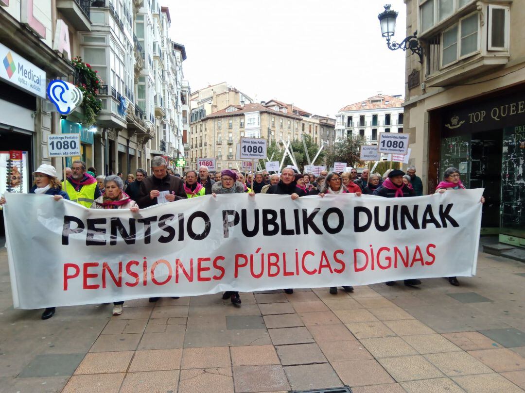 Manifestación multitudinaria de los pensionistas hoy en Vitoria tras cumplirse un año del inicio de sus movilizaciones.