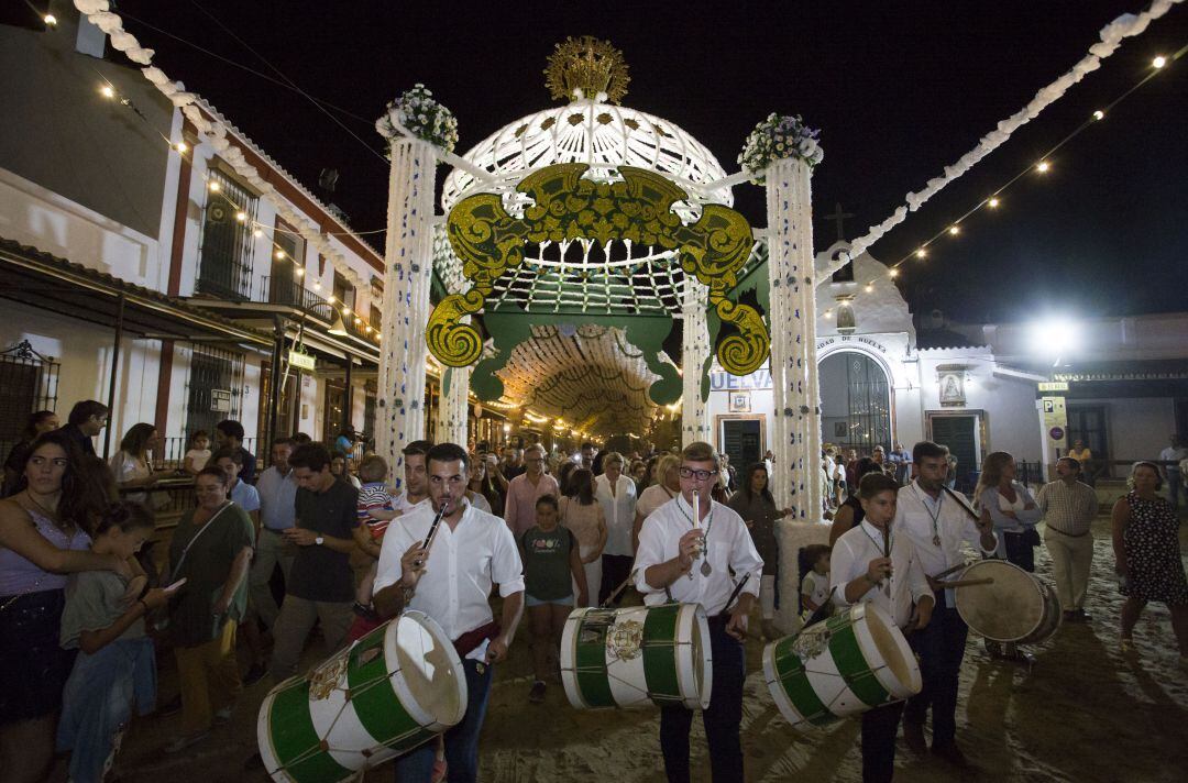 Momento de la inauguración de los exornos de la aldea del Rocío por la Venida de la Virgen. 