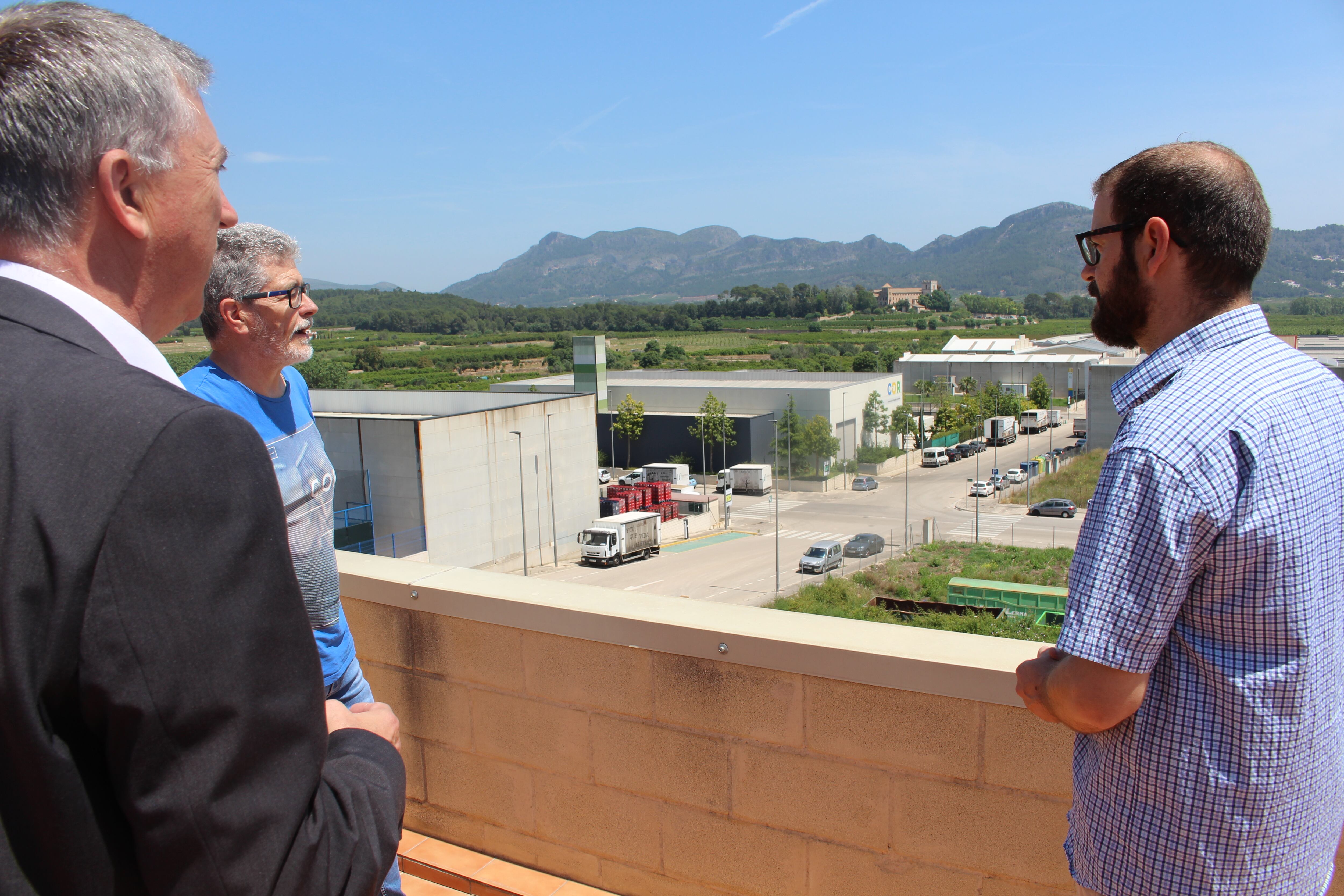 El conseller de Economía Sostenible, Rafa Climent, durante su visita al polígono de Ròtova