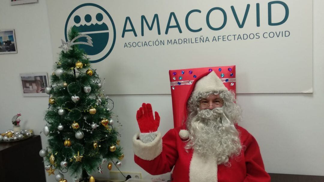 Papá Noel recibiendo a los más pequeños