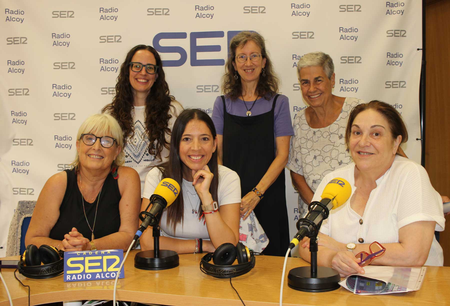 Àngels Jordà, Natàlia Gisbert, Maria Josep Vidal, Ana Yepez, Anna Gascón i Asun Navarro, en l'estudi central de Radio Alcoy