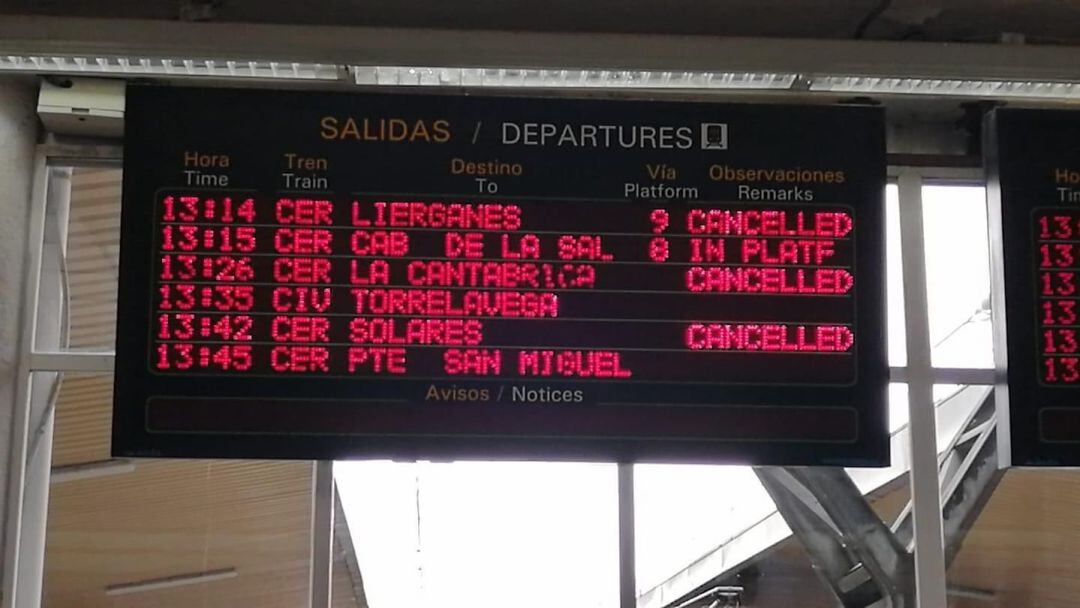 Panel información trenes cercanías cancelados o retrasados en Cantabria. 
 