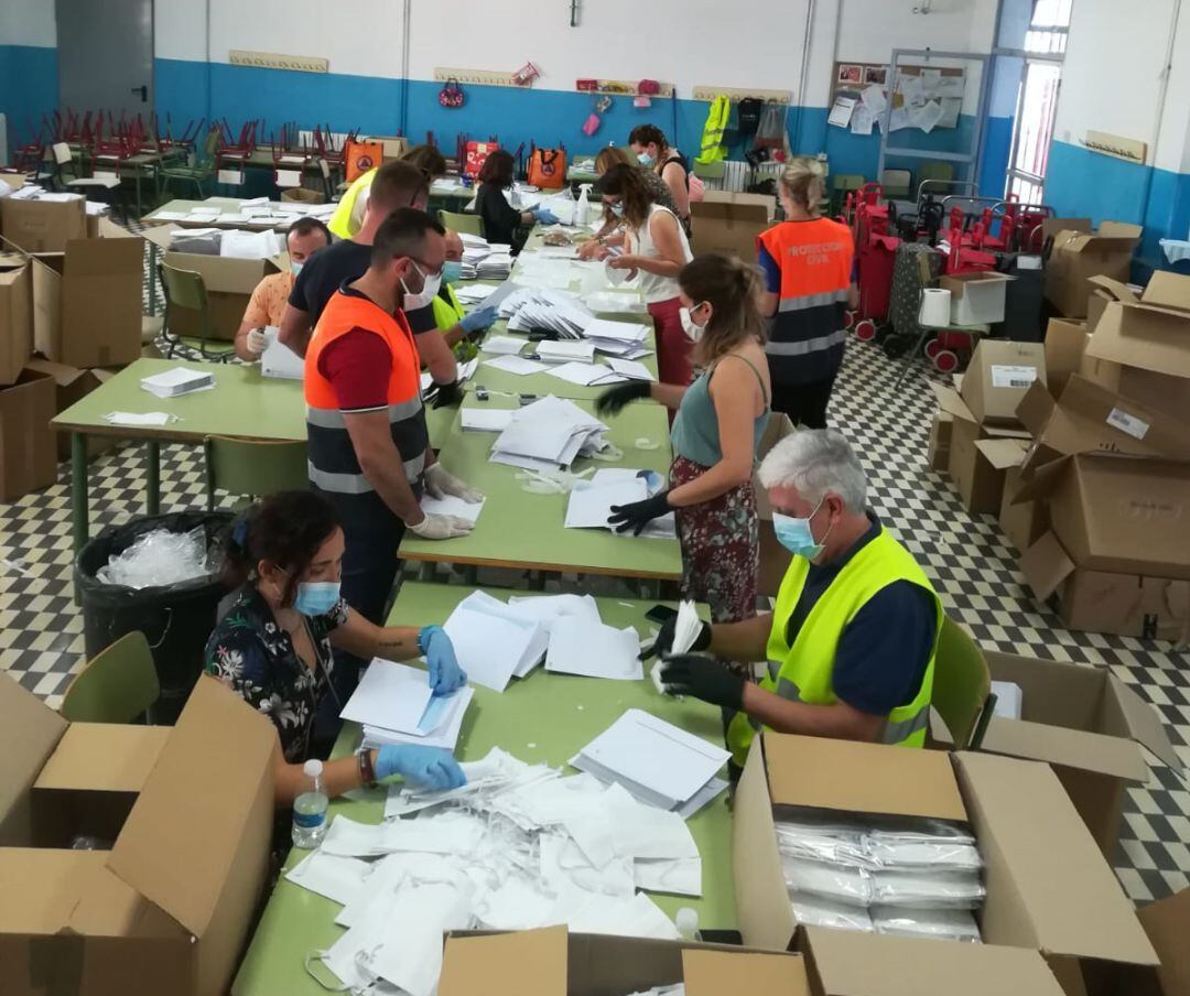 Voluntarios, colaboradores y empleados municipales preparan las mascarillas