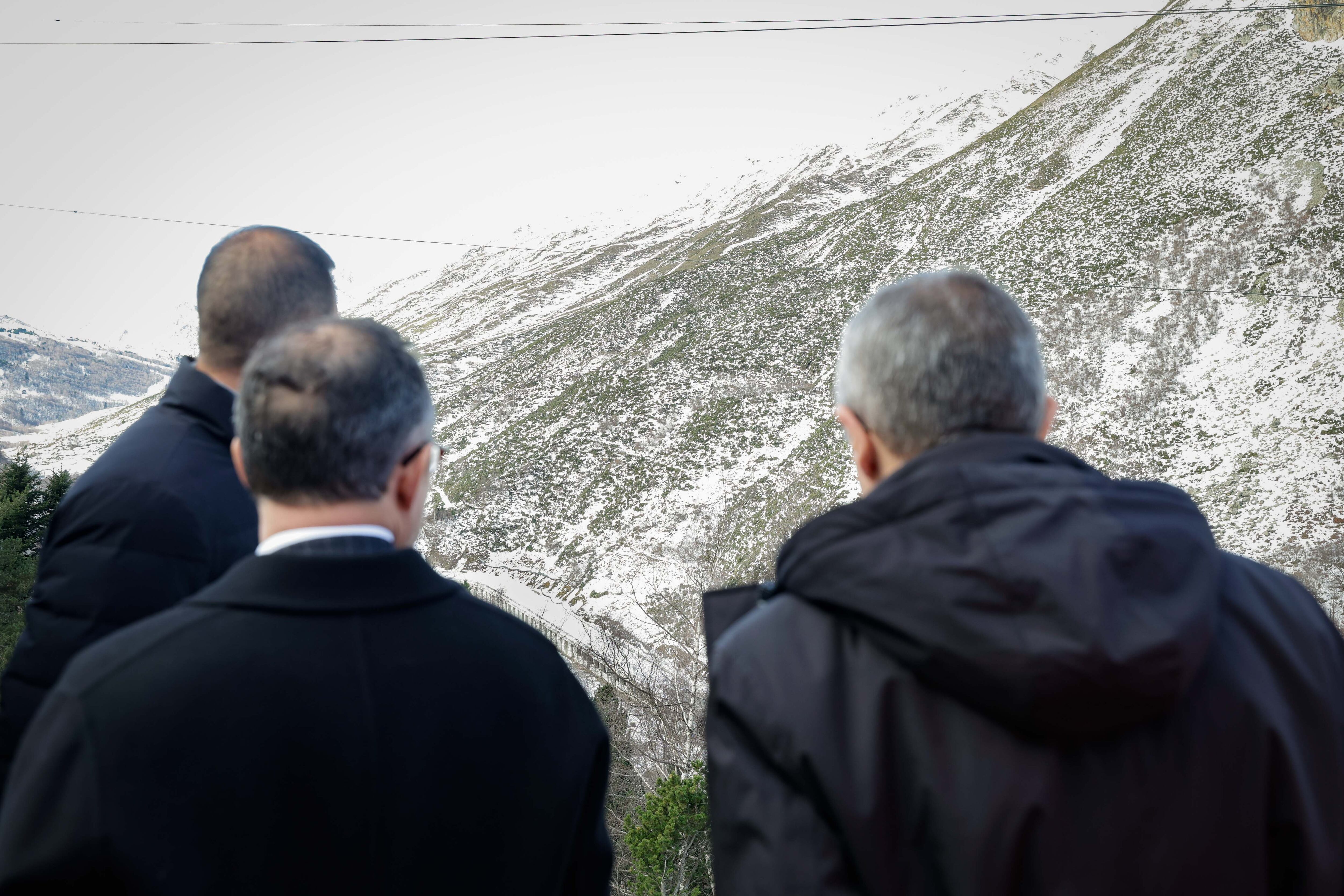 El cap de Govern, Xavier Espot, i el prefecte de la regió d’Occitània, Pierre-André Durand, durant l'acte d'inauració aquest dijous el parallaus H2 a l’Ospitalet-près-l’Andorre, una obra estratègica per reforçar la seguretat i la connexió viària entre Andorra i França.