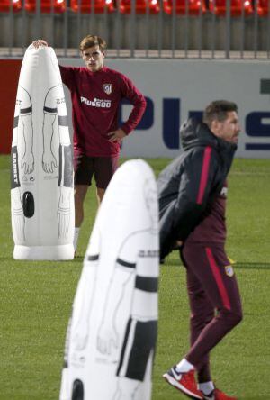 Griezmann observa desde la distancia las órdenes de Simeone.