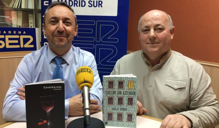 El escritor José Quesada (d) junto a José Manuel Contreras, director de Rincón Literario