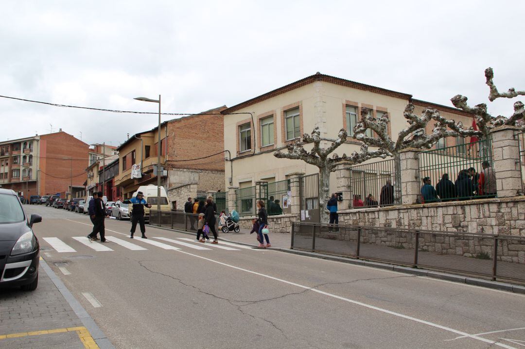 Un agente de policía de Cuéllar regula el tráfico a la salida de un colegio