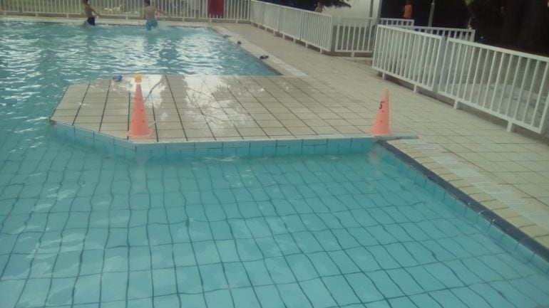 Unos conos señalan la zona donde se ha actuado en la piscina infantil de Cuéllar