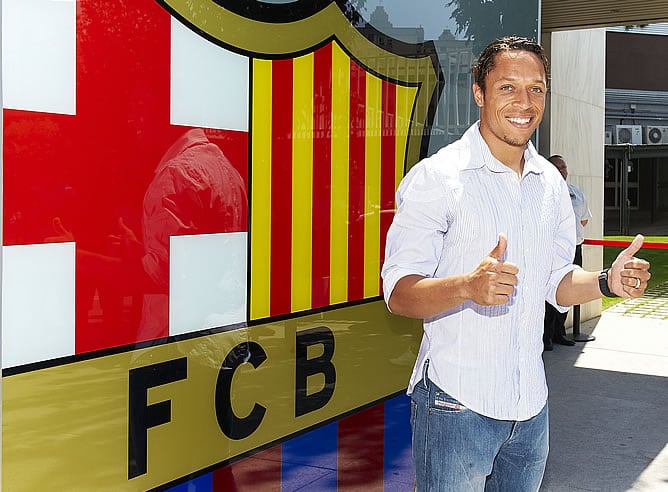 Adriano, junto al escudo del Barça