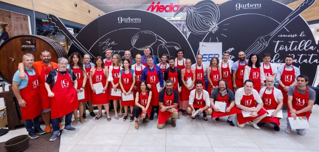 Foto de familia de todos los miembros del jurado del concurso de tortilla de patatas de la Cadena SER en Gipuzkoa.