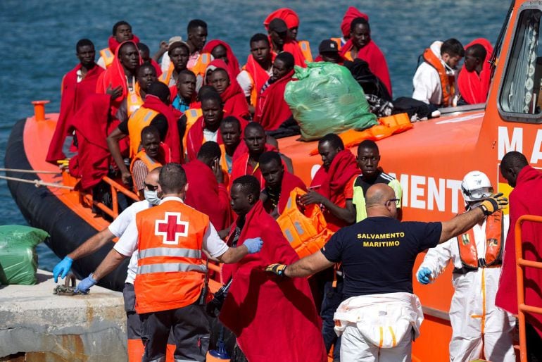 Varios de los inmigrantes rescatados por Salvamento Marítimo cuando navegaban en varias embarcaciones por el mar de Alborán, a su llegada esta tarde al puerto de Málaga. EFE Daniel Pérez.