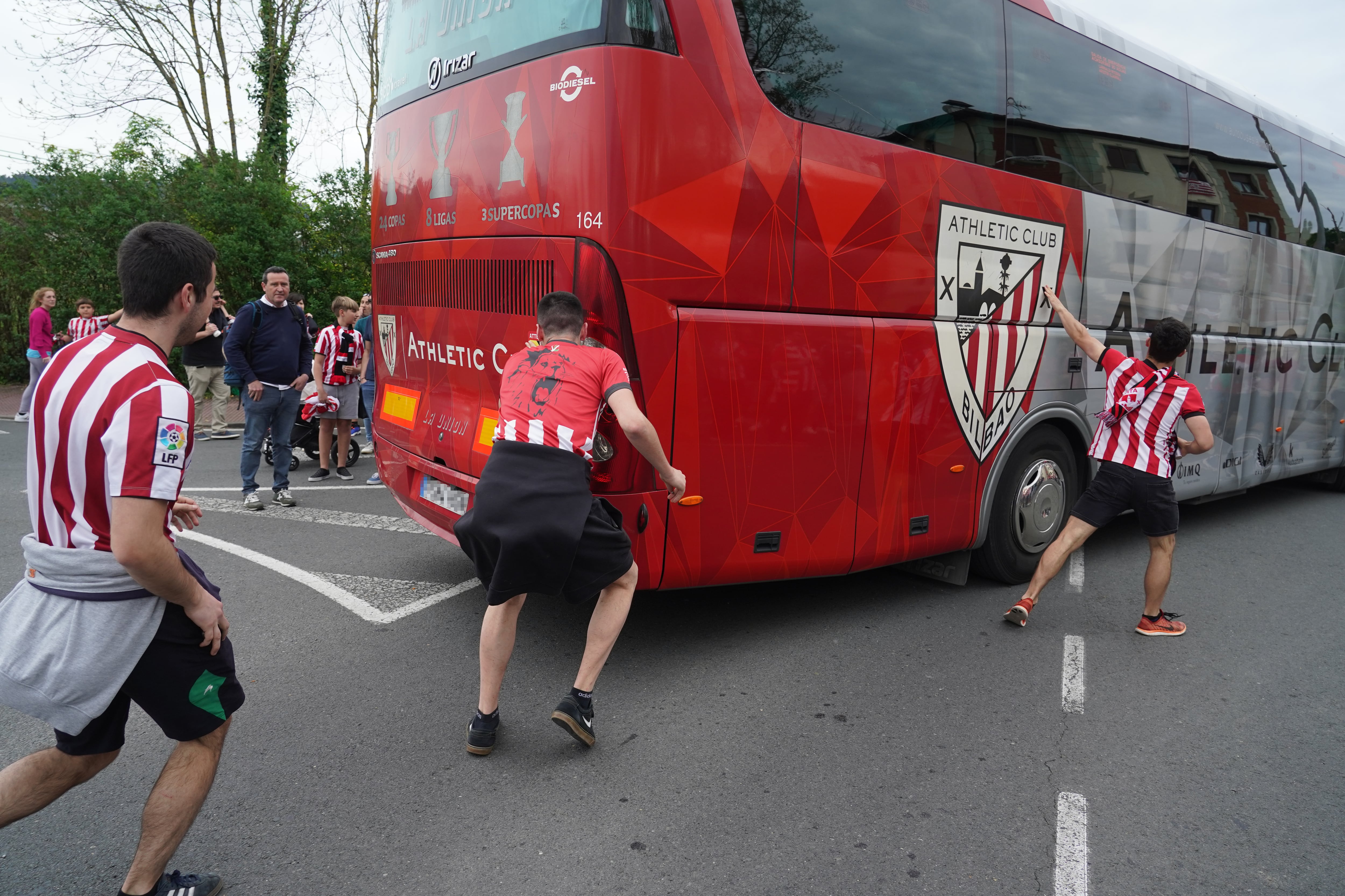 Aficionados del Athletic Club despiden al autobús del equipo antes de la final de la Copa del Rey