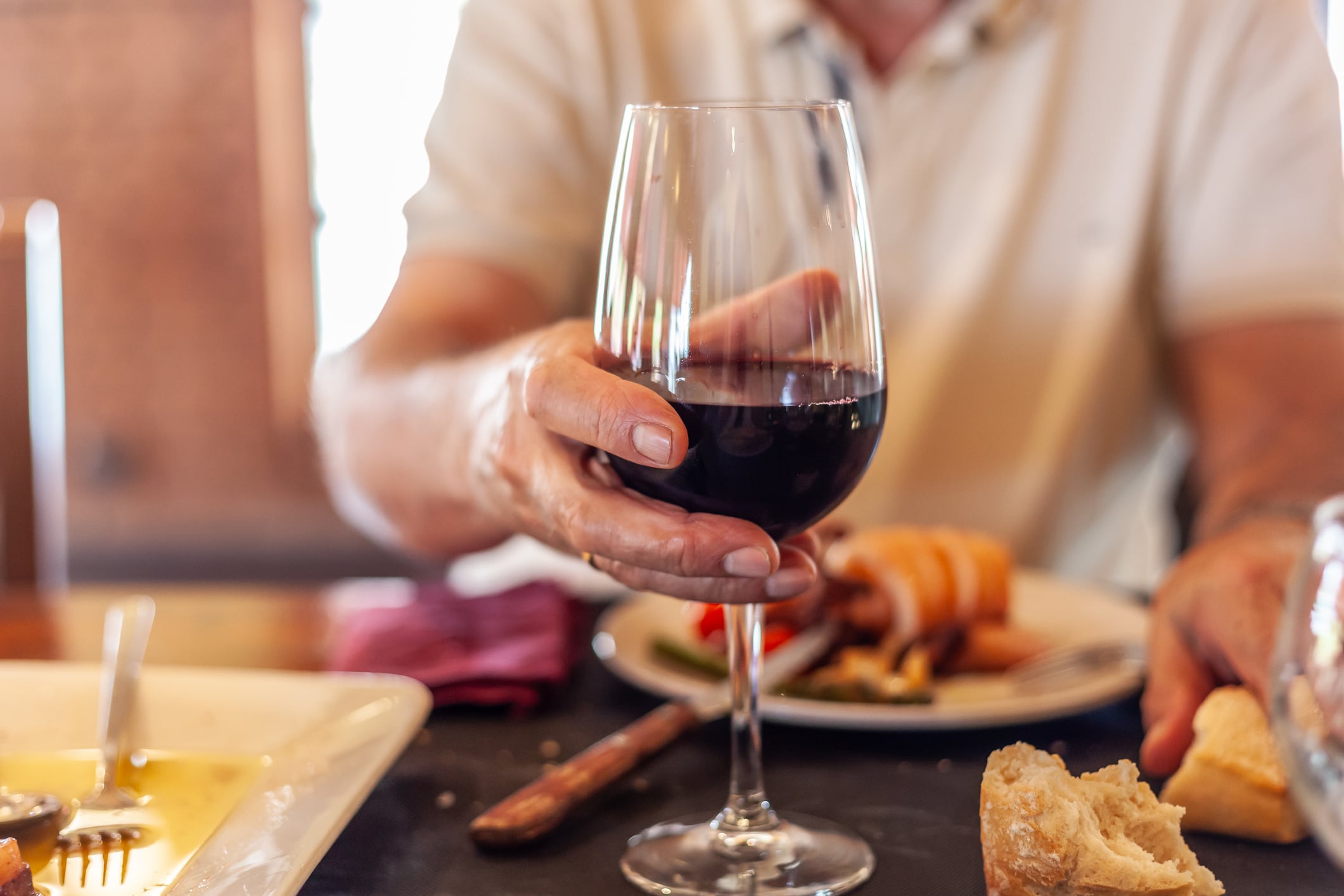 Una copa de vino con la comida.