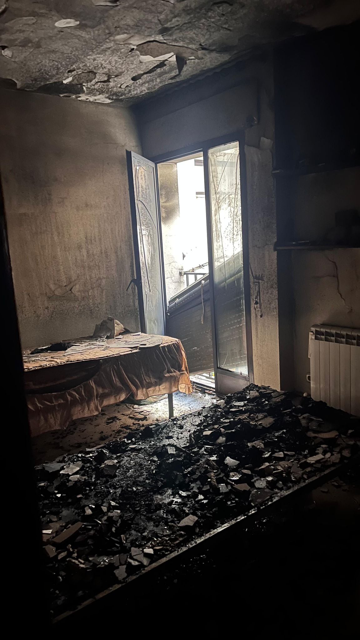 Estado en el que ha quedado el interior de la vivienda incendiada