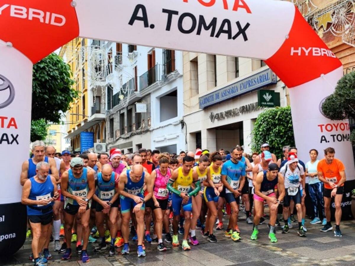 Algeciras se echa a las calles en su Carrera Solidaria de Navidad