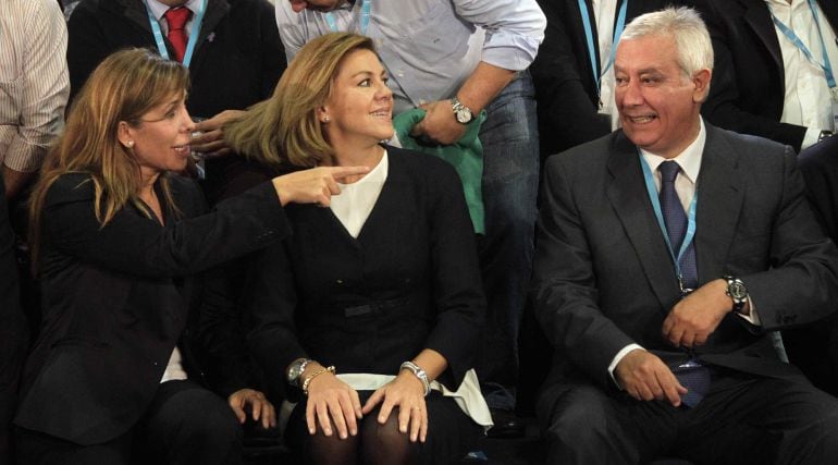 GRA262. BARCELONA, 28/11/2014.- La secretaria general del PP Maria Dolores de Cospedal (c), acompañada de la presidenta de los populares en Cataluña (PPC), Alicia Sánchez-Camacho (i), y el vicesecretario de política autonómica y local, Javier Arenas, durante la inauguración hoy de las jornadas de estabilidad y buen gobierno en corporaciones locales, donde ha señalado que los catalanes están ya "muy cansados" de quienes en lugar de gobernar quieren "renegar" de la "historia común" de España y Cataluña, quieren "reventar el presente" y buscan "frustrar el futuro". EFE/Marta Pérez