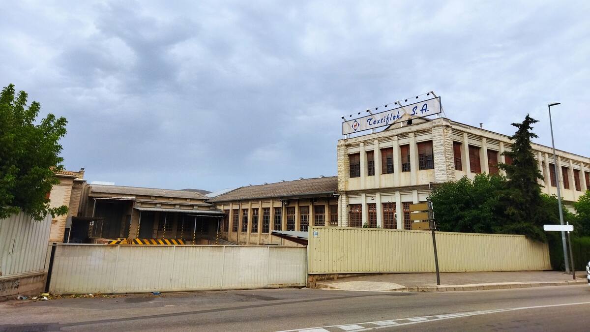 Cocentaina inicia el proceso para dotar de zona verde el área de Textiflok y dar uso a las edificaciones