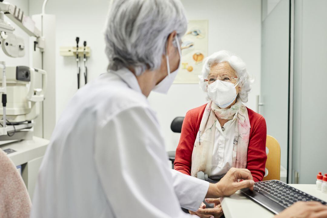 Con los contagios disparados y los centros sanitarios desbordados, ahora hubiera venido muy bien la ayuda de los 8.000 sanitarios despedidos por la Junta de Andalucía