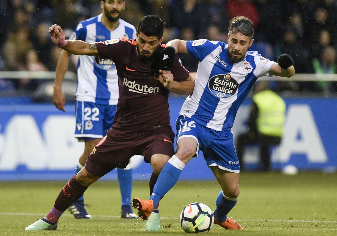 Luís Suárez disputa la pilota amb Luisinho en el Depor-Barça del 29 d'abril de 2018