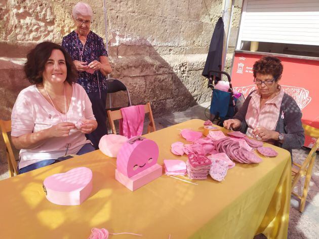 Varias mujeres &quot;Tejiendo por la vida&quot; en la plaza de Santo Domingo (Murcia)