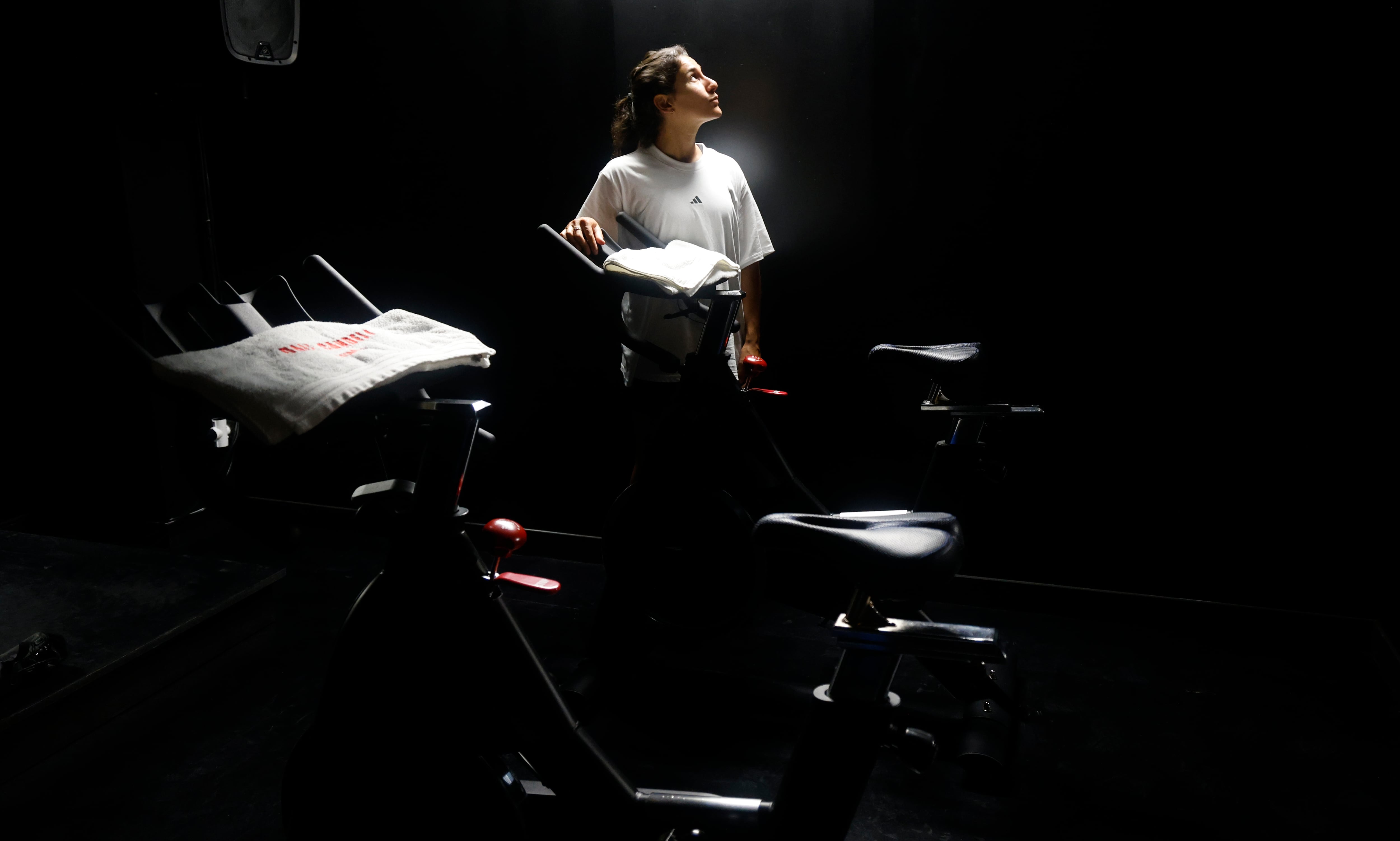 Candela Otero, en el interior del estudio Dale Candela, en la calle Real de Ferrol (foto: Kiko Delgado / EFE)