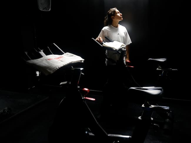 Candela Otero, en el interior del estudio Dale Candela, en la calle Real de Ferrol (foto: Kiko Delgado / EFE)