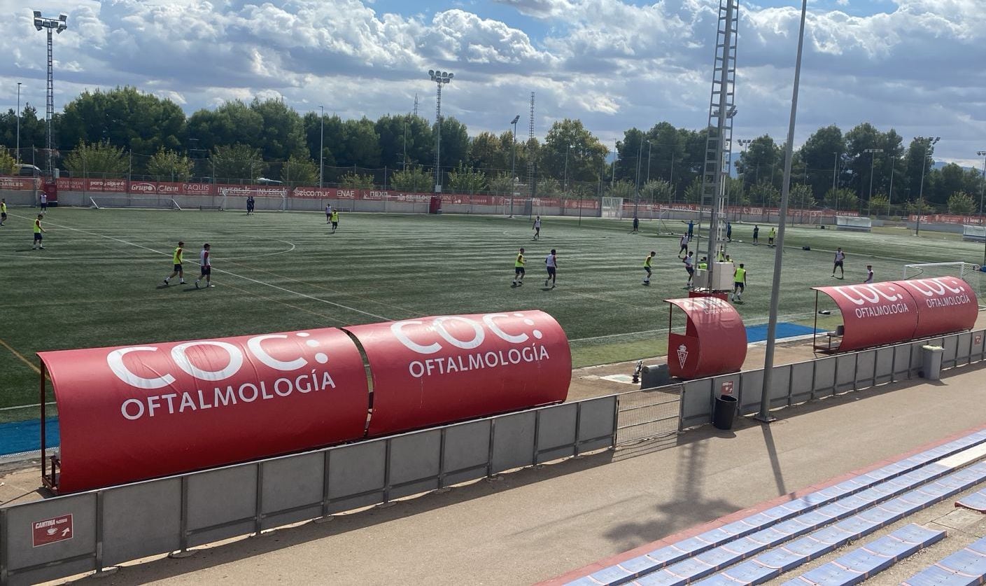 Los banquillos del Enrique Roca, trasladados a la Universidad de Murcia para el uso de la cantera del Real Murcia.
