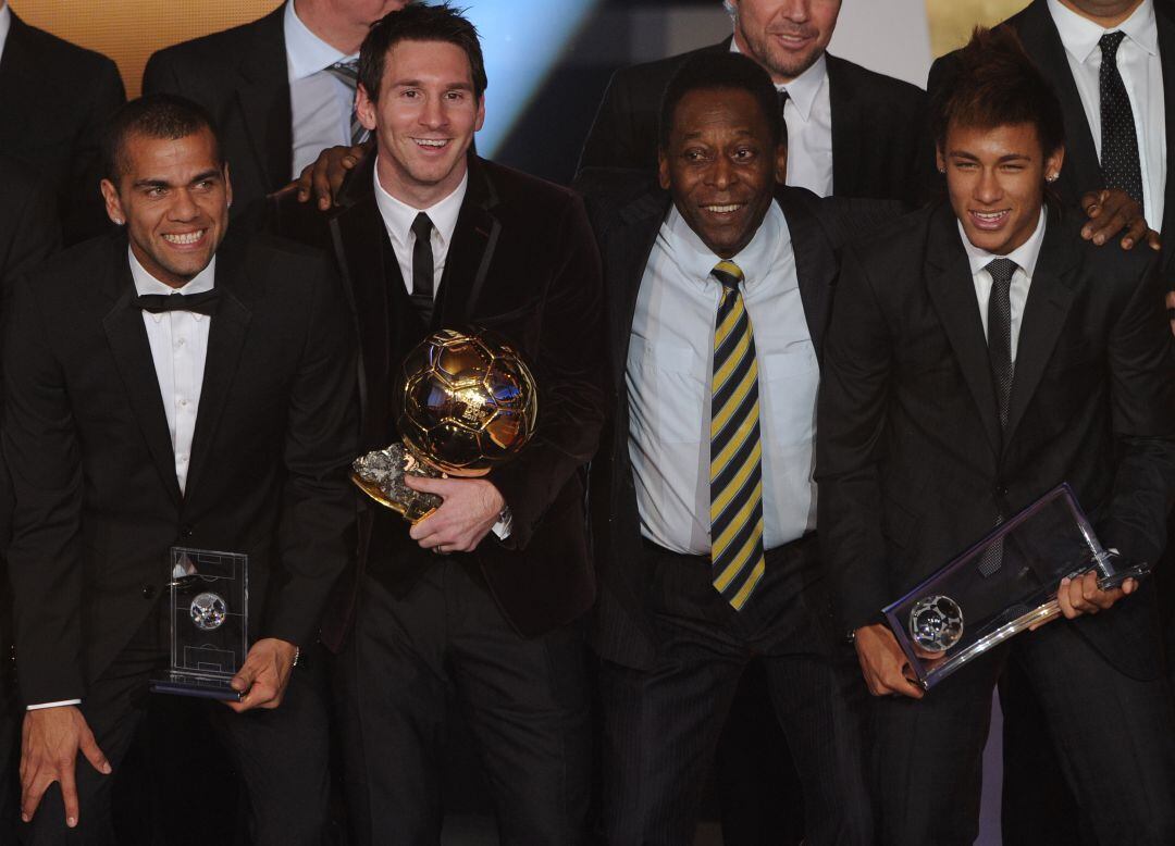 Pelé posa con Messi, Álves y Neymar en la ceremonia del Balón de Oro de 2012
