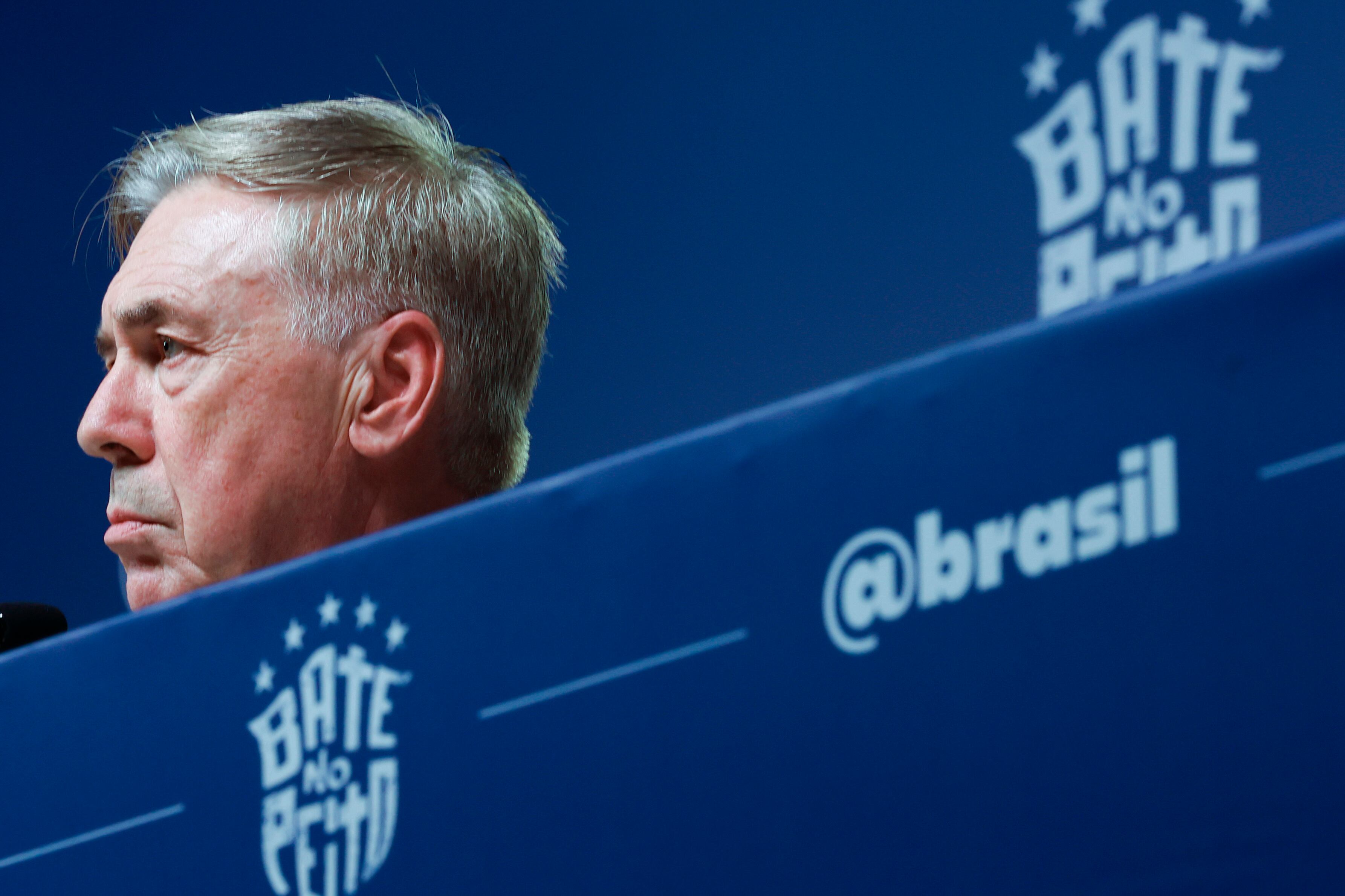 El seleccionador de Brasil, Carlo Ancelotti, habla en una rueda de prensa este lunes