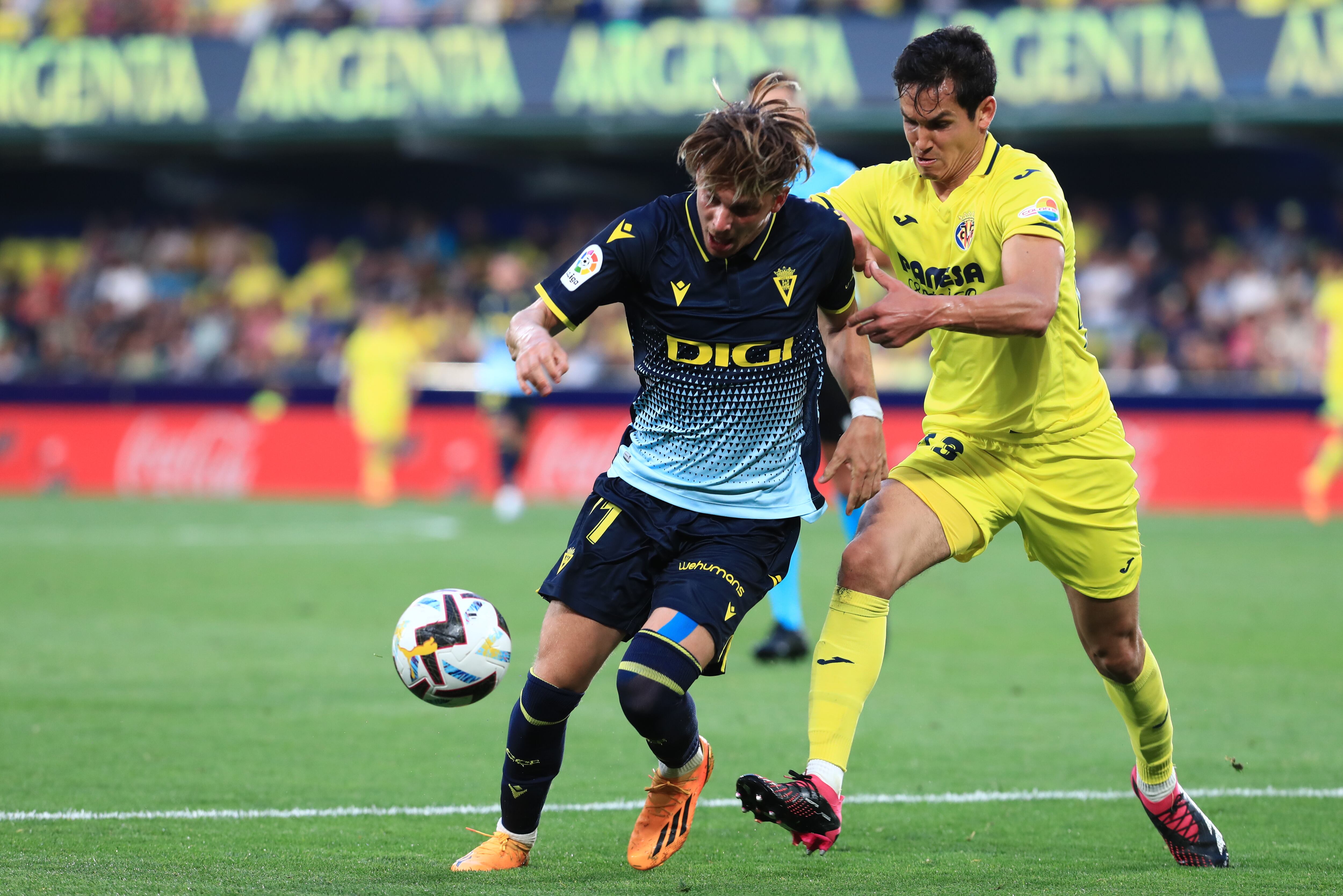 VILLARREAL (CASTELLÓN), 24/05/2023.- El delantero del Cádiz Iván Alejo (i) controla el balón ante el defensa del Villarreal Mandi (d), durante el partido de LaLiga disputado en el estadio de La Cerámica. EFE/Domenech Castelló