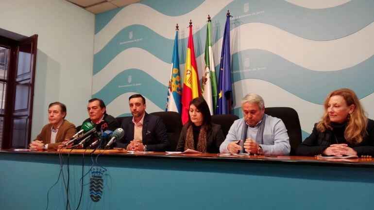 Imagen de la rueda de prensa del delegado municipal de Movilidad, Infraestructuras y Medio Ambiente, José Antonio Díaz, acompañado del equipo técnico del área