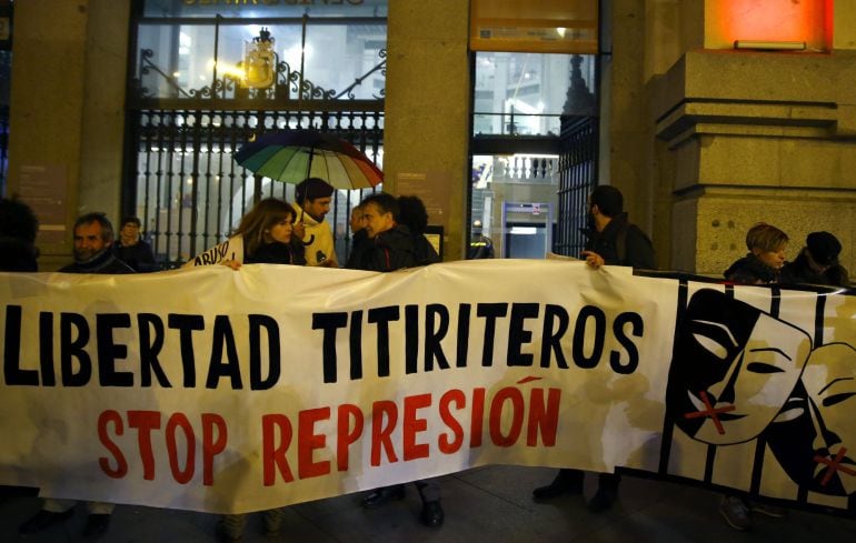 Concentración en la plaza de Cibeles de Madrid para exigir la retirada de los cargos a los dos titiriteros detenidos el pasado viernes y que han quedado en libertad tras pasar cuatro noches en prisión. 