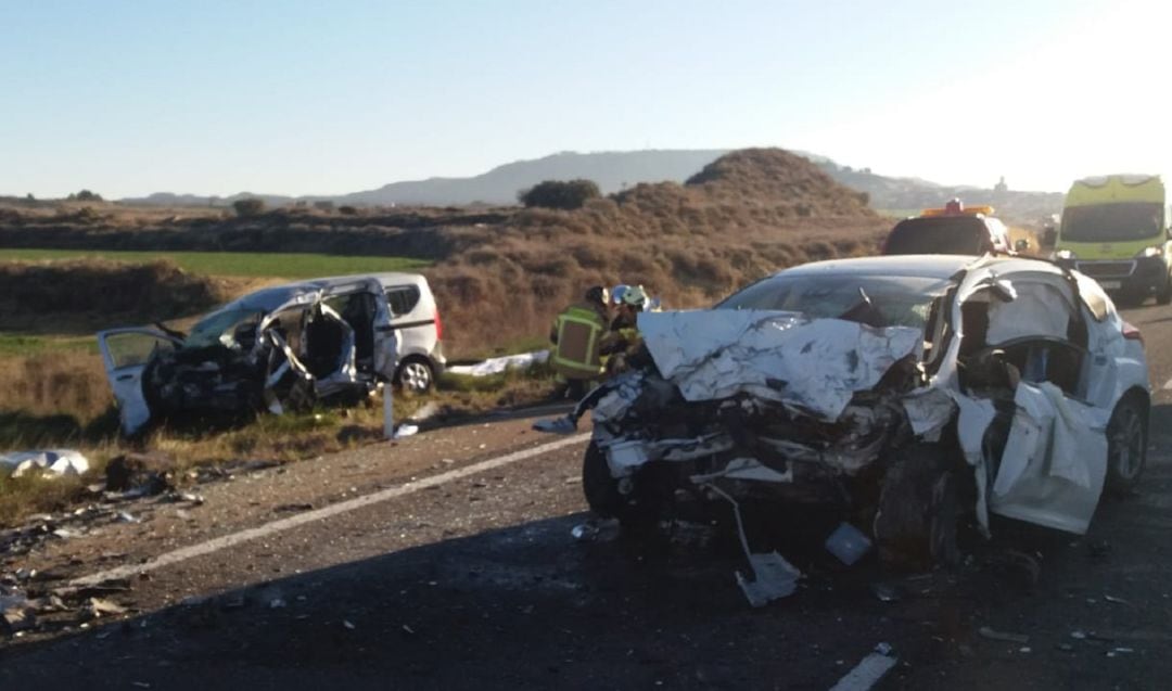 Estado en el que han quedado los dos turismos siniestrados. 