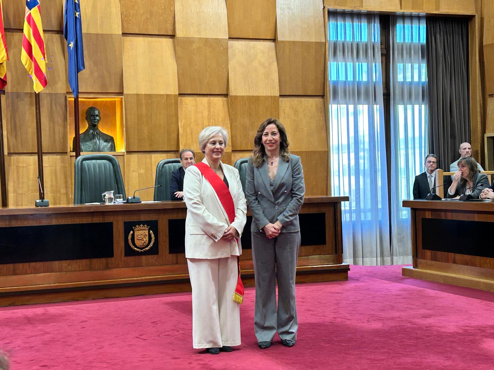 Imagen de la toma de posesión de la nueva concejala en Zargoza, Marisa Gaspar