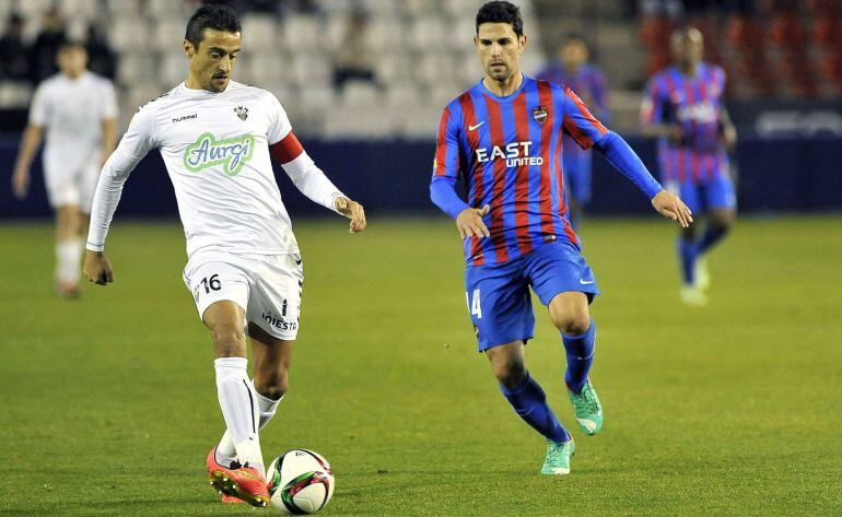 El defensa del Albacete, Francisco Noguerol conduce el balón ante el centrocampista del Levante, Jaime Gavilán.
