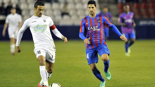 El defensa del Albacete, Francisco Noguerol conduce el balón ante el centrocampista del Levante, Jaime Gavilán.
