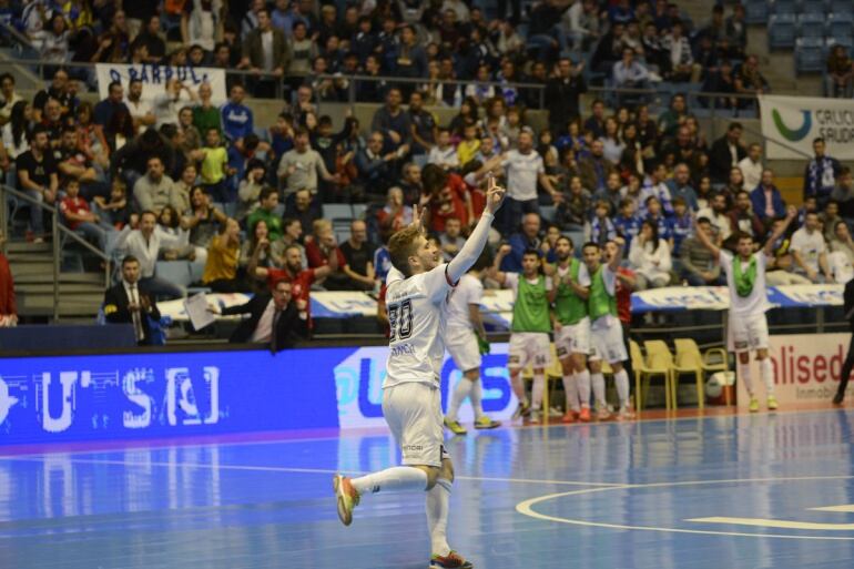 Alex Diz celebra un gol en el Fontes do Sar esta temporada