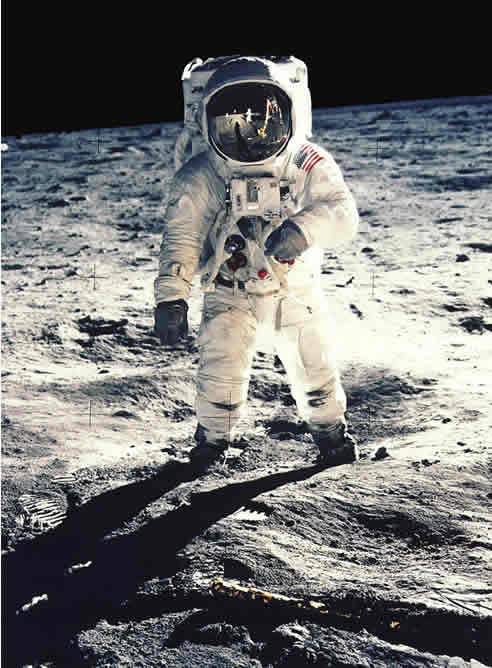 La imágen de Neil Armstrong pisando la superficie lunar ha dado la vuelta al mundo millones de veces.  Fue el primero hombre en llegar a la Luna y desde entonces, ha sido el más evasivo de la tripulación de Apolo 11.