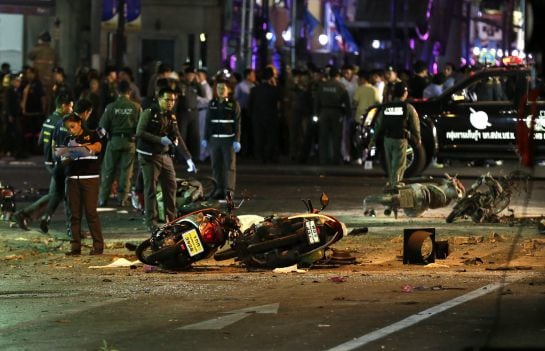 RU05 BANGKOK (TAILANDIA), 17/08/2015.- Agentes de la policía tailandesa permanecen en el lugar donde ha explosionado una bomba frente a un templo budista en Bangkok, Tailandia, hoy, 17 de agosto de 2015.Varias personas han muerto en la explosión, que se p