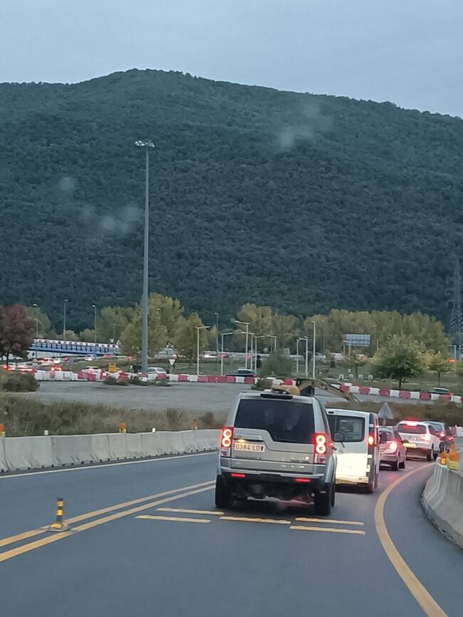 Zona donde hay circulación muy lenta . A la derecha esta Pirenaium y a la izquierda las obras de la A-23