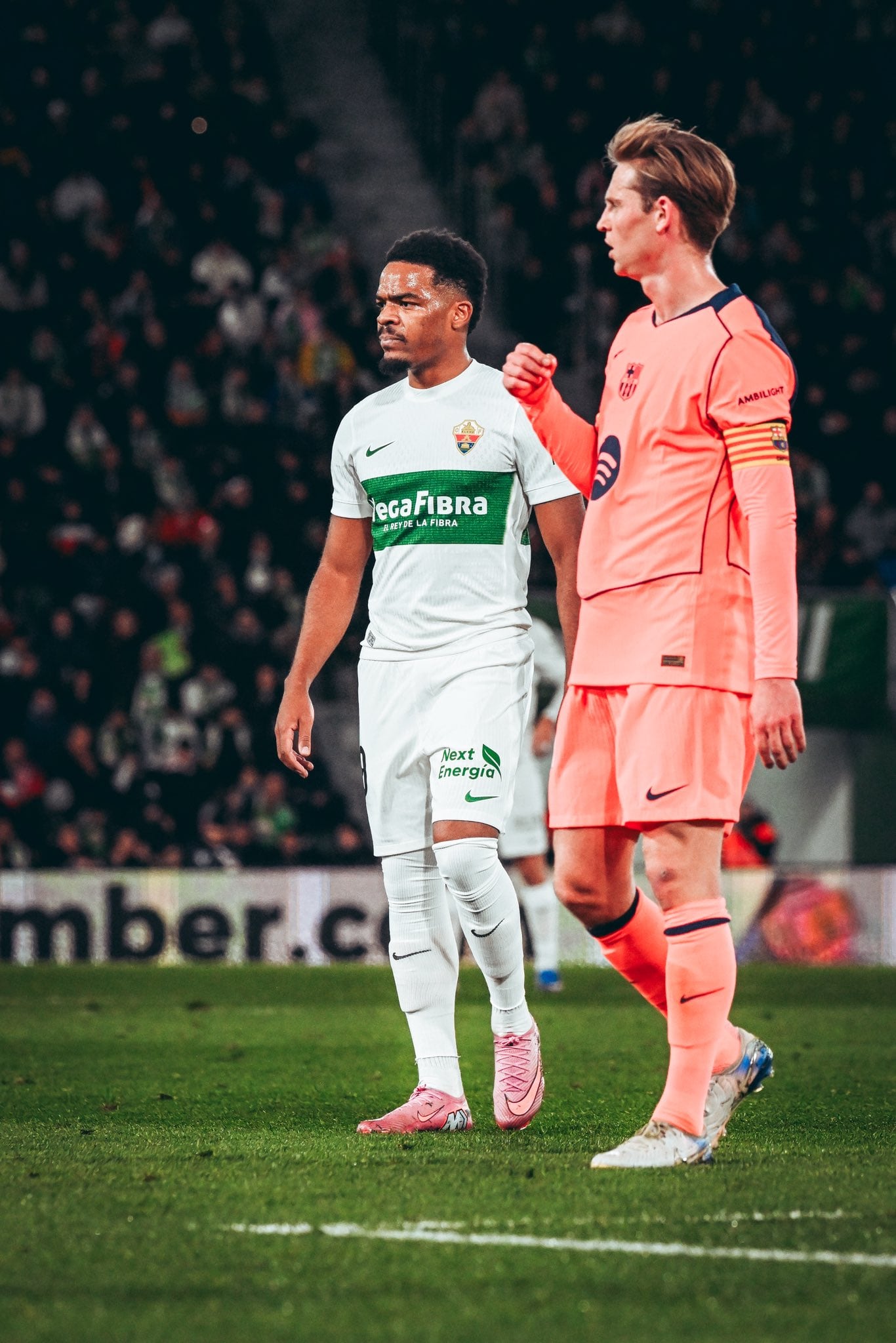 Grady Diang y Frenkie de Jong durante una acción del juego.