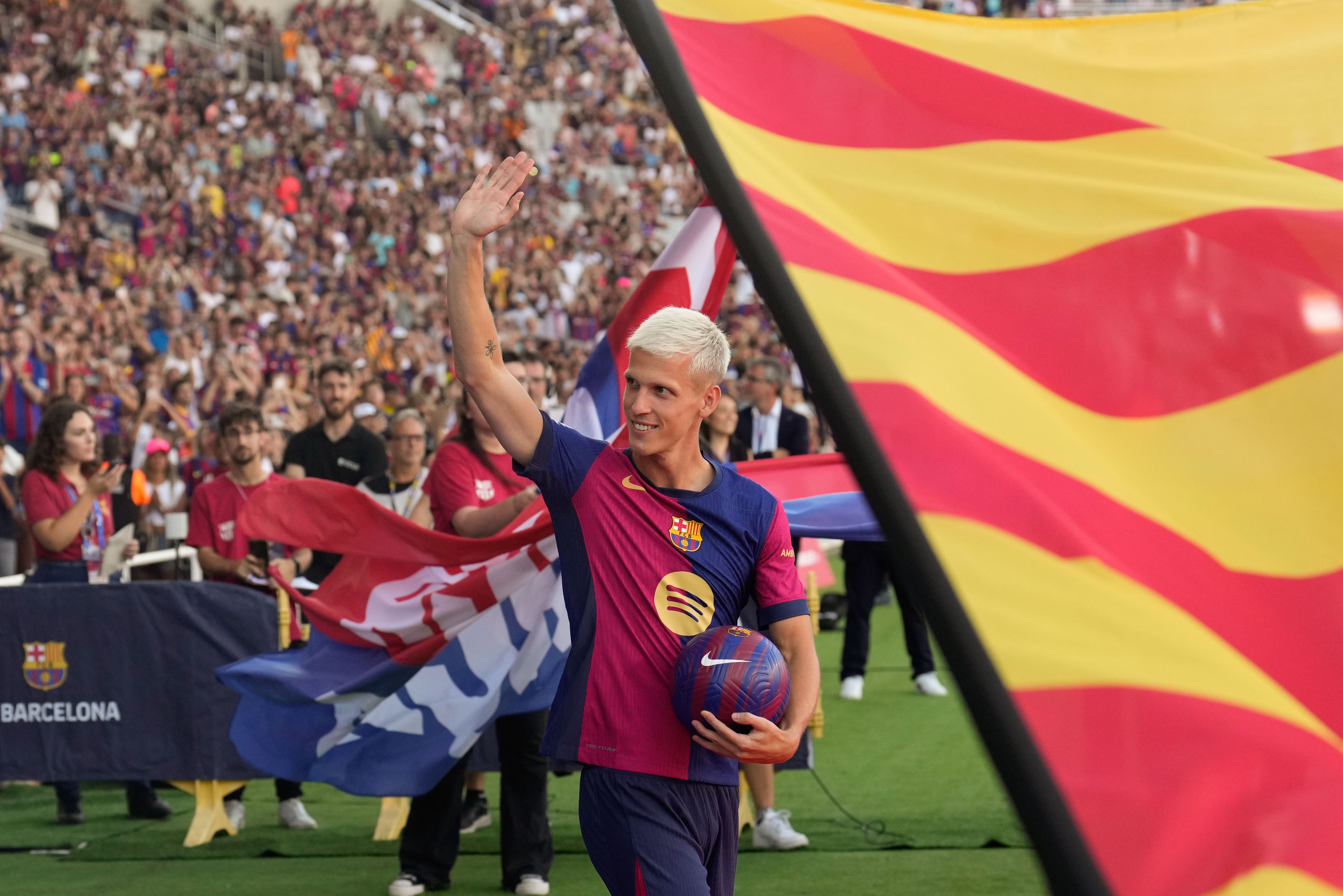 BARCELONA, 12/08/2024.- El delantero del Barcelona Dani Olmo saluda a la afición en la previa del torneo Joan Gamper, que Barcelona y Mónaco disputan este lunes en el estadio Olímpico Lluis Companys. EFE/ Alejandro García
