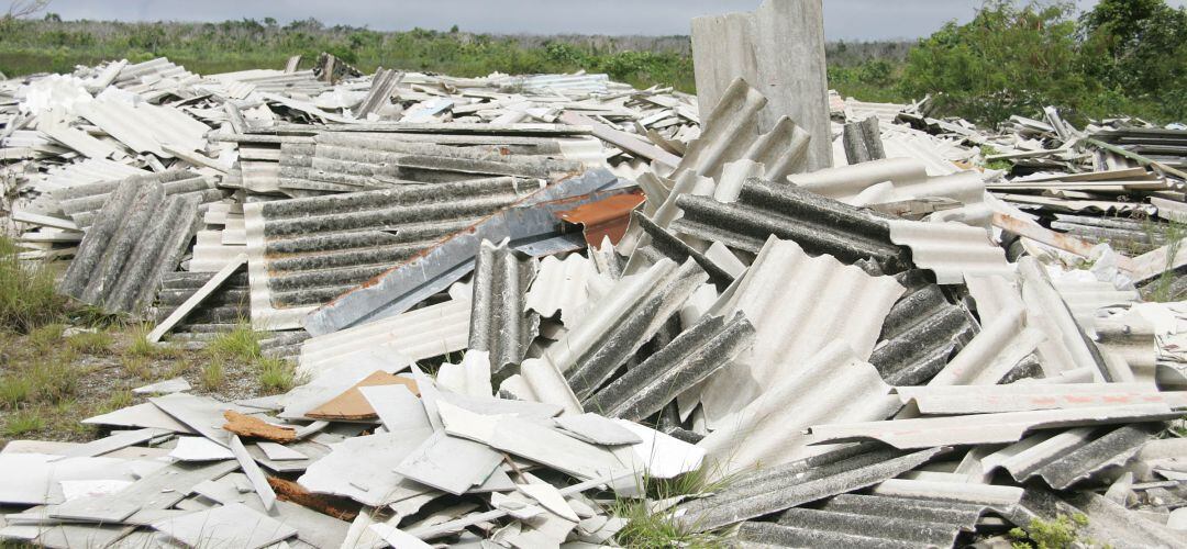 Imagen de archivo sobre los vertidos incontrolados de materiales con amianto.