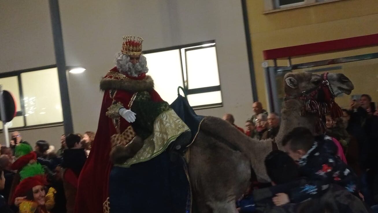 El Rey Melchor recorriendo las calles de Elda durante la Cabalgata 2023