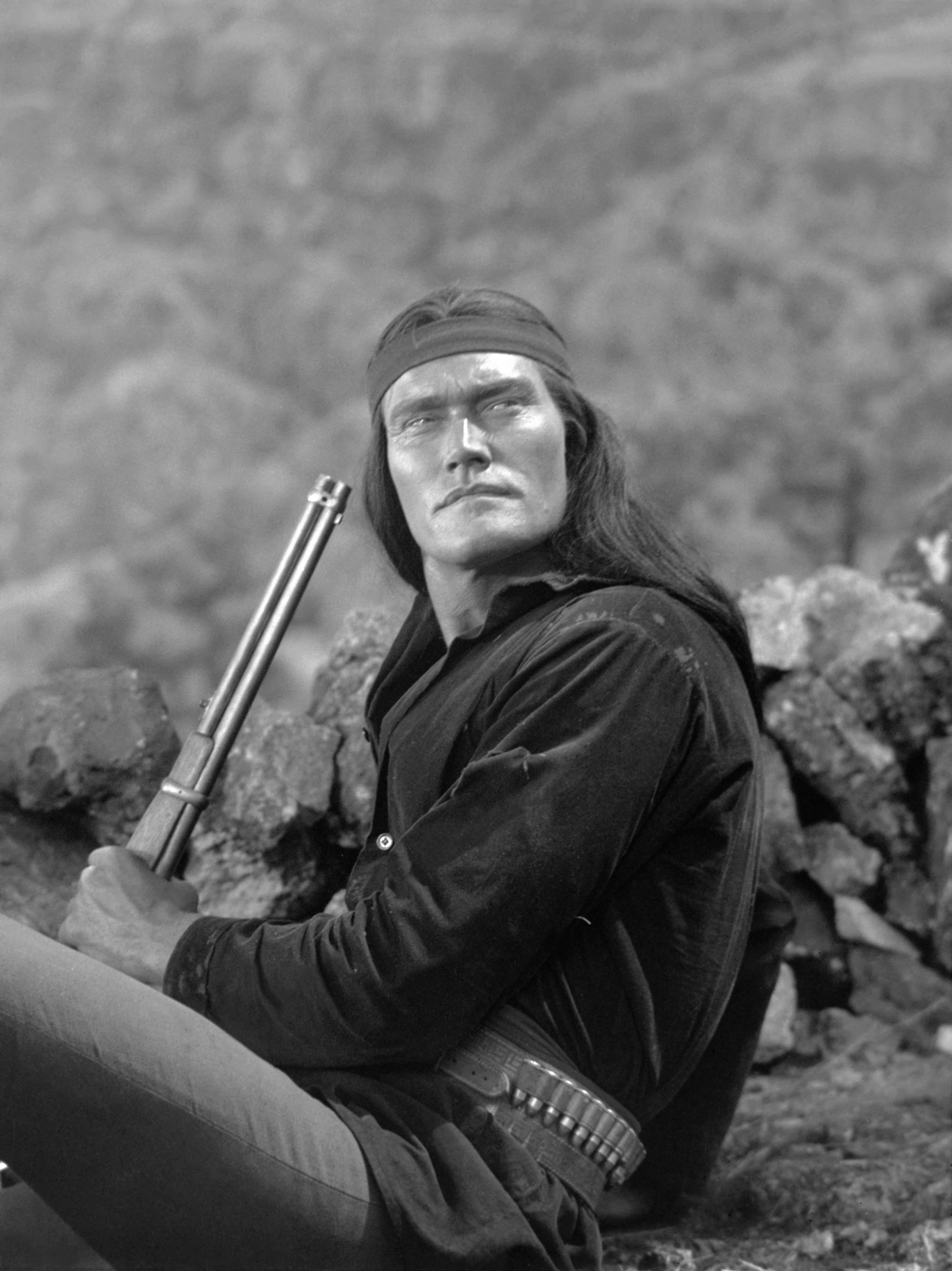 Chuck Connors en el rodaje de la película &#039;Gerónimo&#039; (1962).